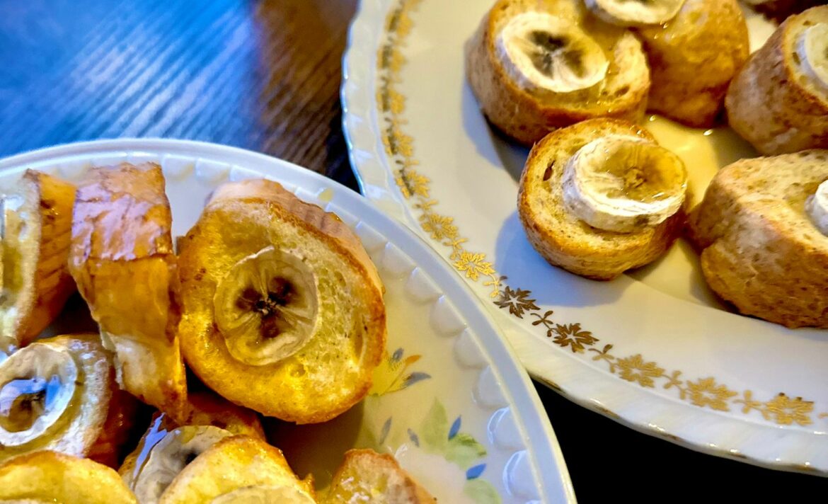 Zlatý banánový toast s jogurtom