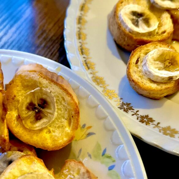 Zlatý banánový toast s jogurtom