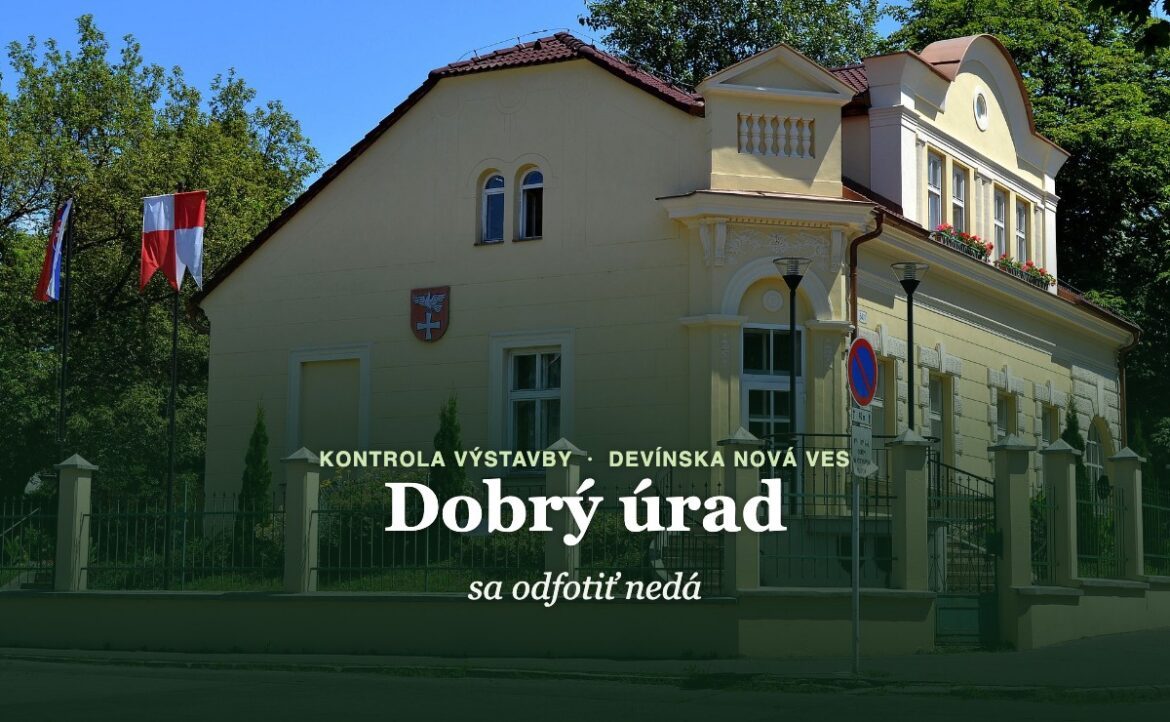 Budova miestneho úradu Devínskej Novej Vsi na Novoveskej s vlajkami, nápis Dobrý úrad sa odfotiť nedá