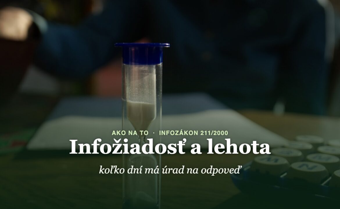 Presýpacie hodiny na stole s papiermi, nápis Infožiadosť a lehota