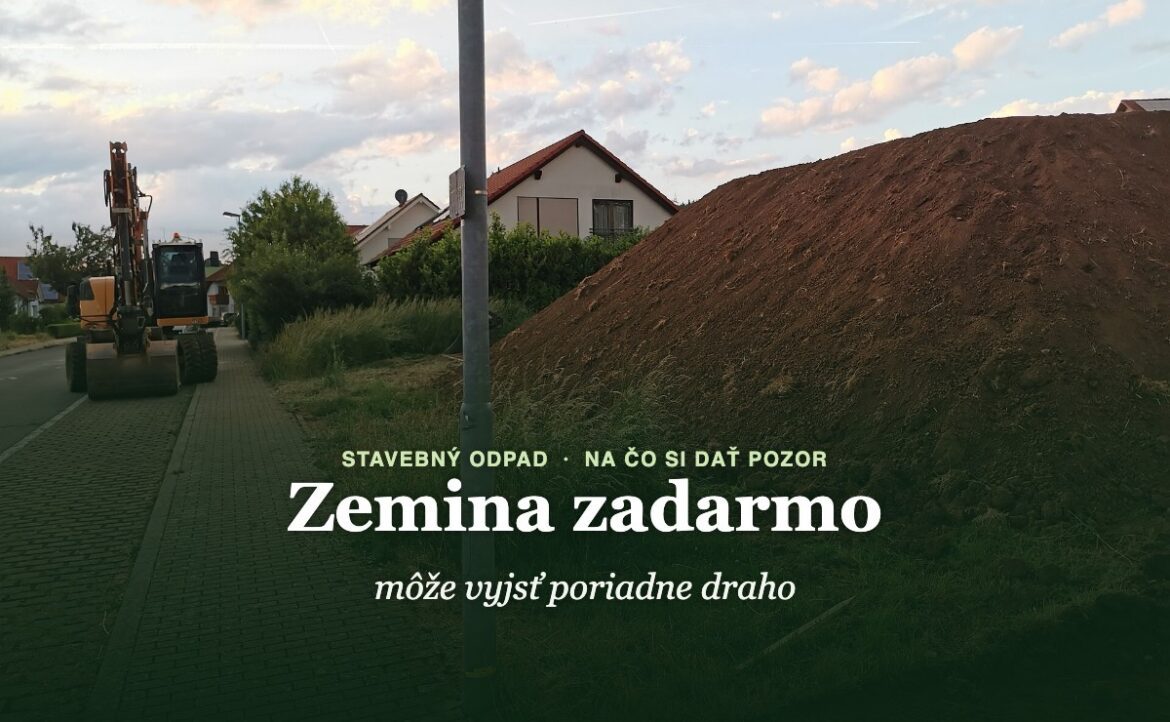Kopa výkopovej zeminy pri chodníku v obytnej štvrti a bager, nápis Zemina zadarmo môže vyjsť poriadne draho